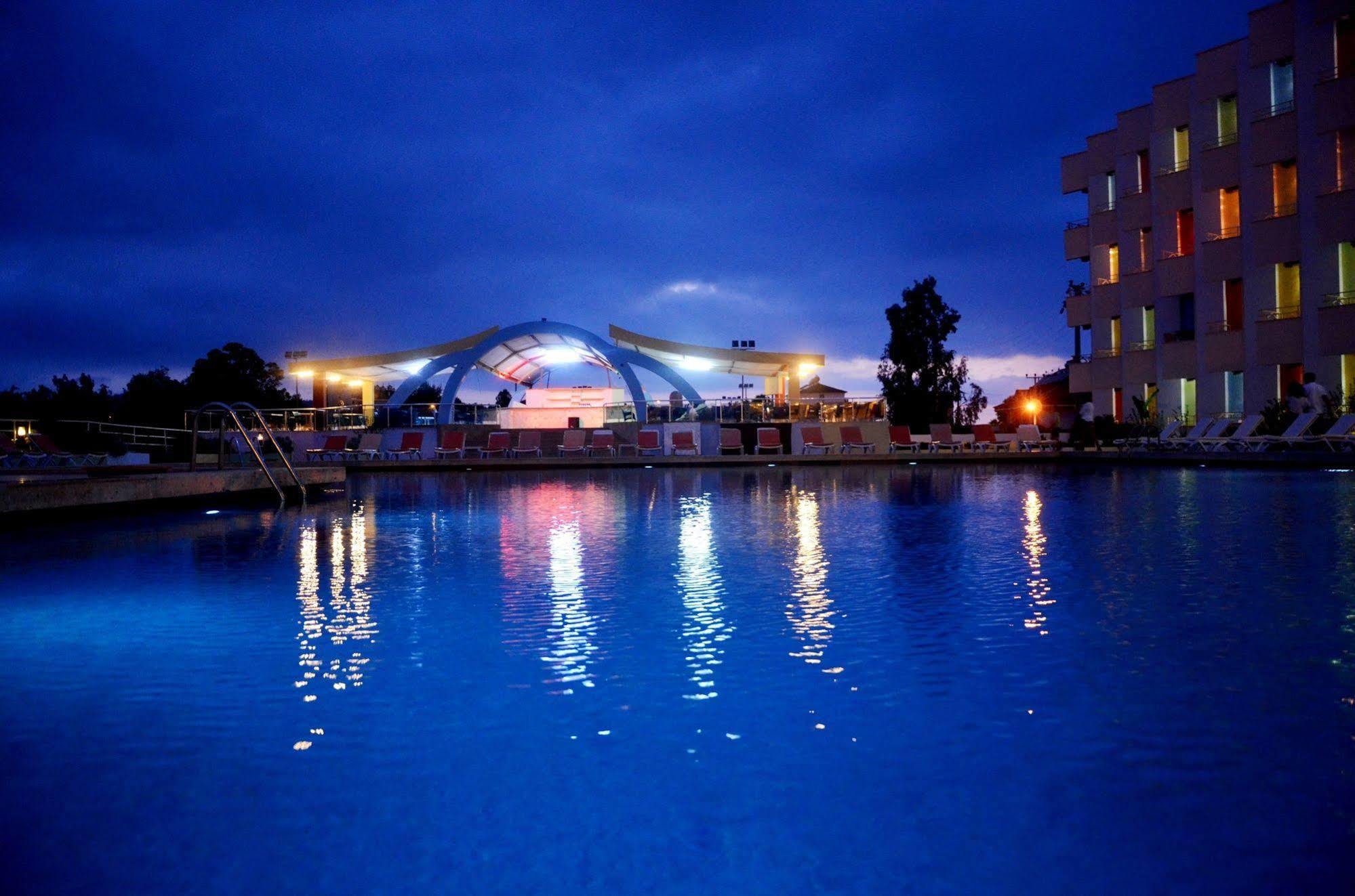 פאטהיה Orient Resort Hotel מראה חיצוני תמונה